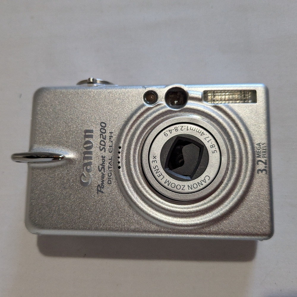 Canon PowerShot SD200 Digital ELPH Camera - For Parts or Repair - As Is